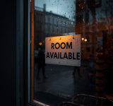 Fenster mit "Zimmer frei"-Schild 